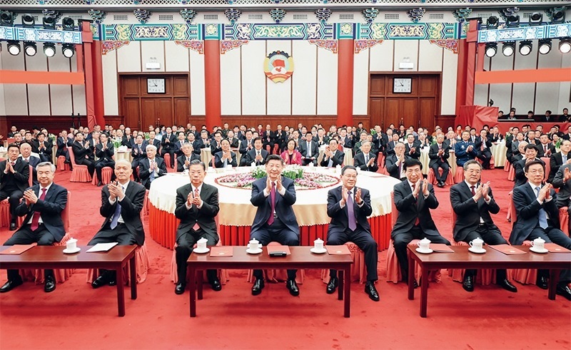 2023年12月29日，全國政協(xié)在北京舉行新年茶話會。黨和國家領(lǐng)導(dǎo)人習近平、李強、趙樂際、王滬寧、蔡奇、丁薛祥、李希、韓正出席茶話會并觀看演出。 新華社記者 鞠鵬/攝
