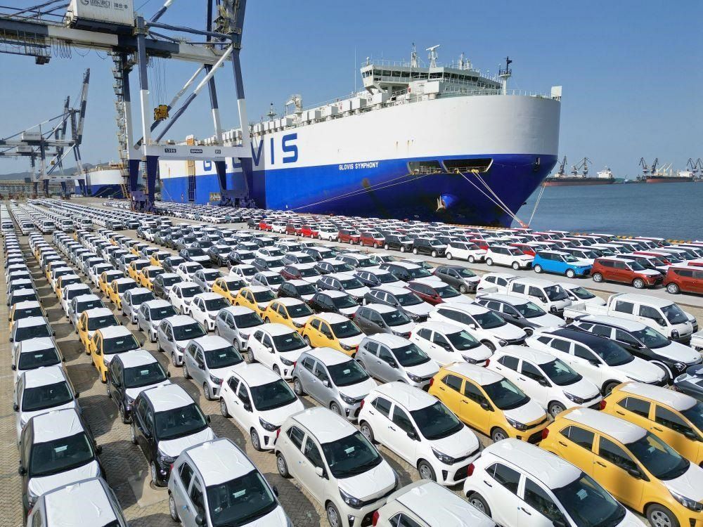 △2023年7月5日，大批出口商品車集結(jié)山東煙臺(tái)港準(zhǔn)備通過(guò)汽車滾裝船發(fā)運(yùn)。