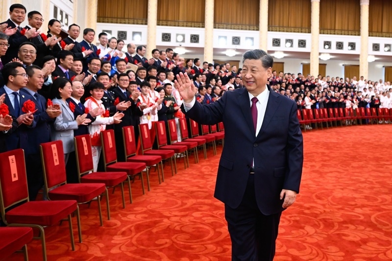2022年4月8日，北京冬奧會、冬殘奧會總結(jié)表彰大會前，習(xí)近平總書記會見北京冬奧會、冬殘奧會突出貢獻集體代表、突出貢獻個人和中國體育代表團成員。