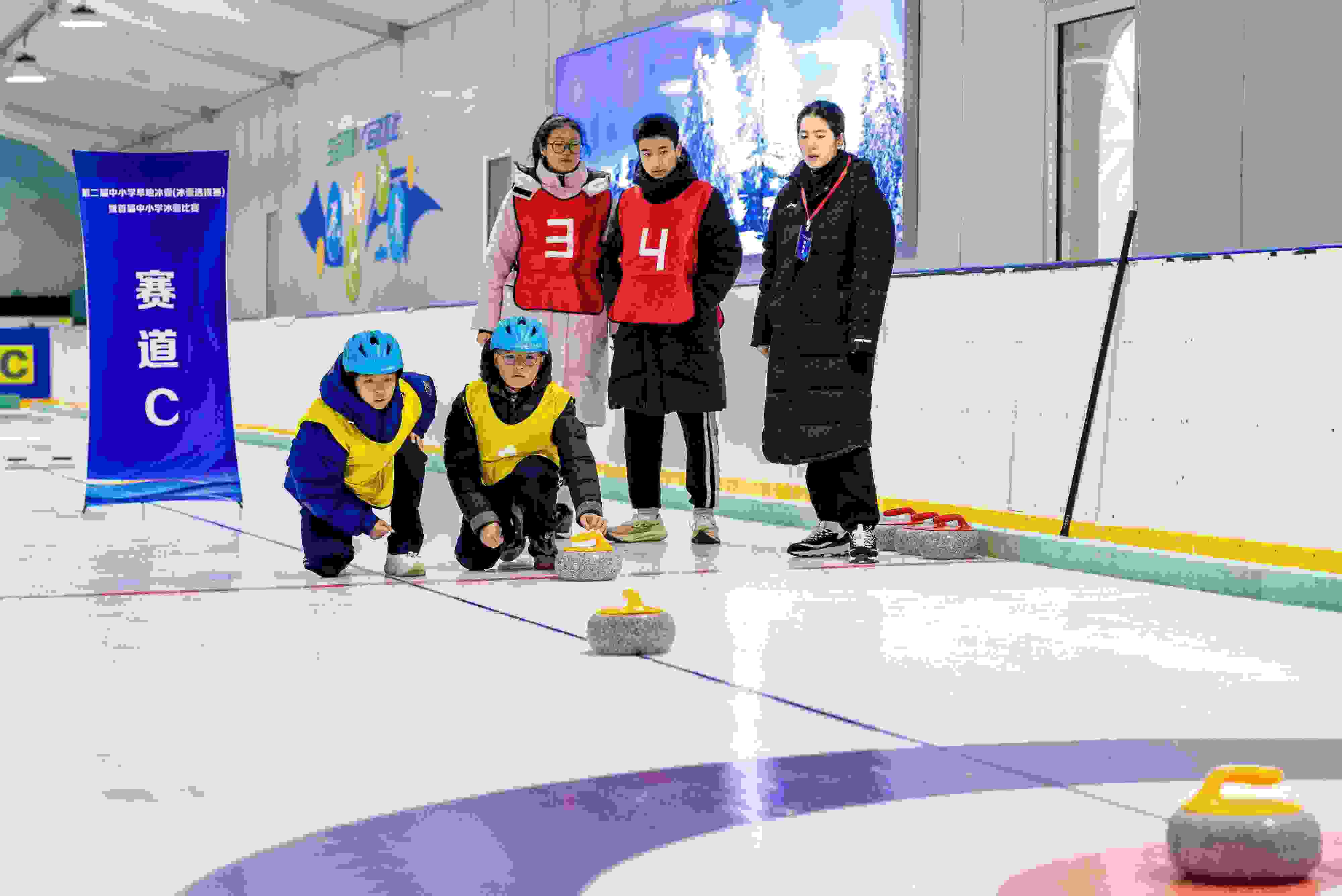 2023年12月10日，參賽選手在呼和浩特首屆中小學(xué)冰壺比賽中投擲冰壺。