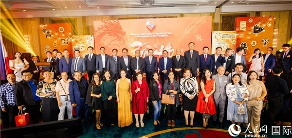 出席駐菲律賓使館2024年新年媒體沙龍部分嘉賓代表合影。人民網(wǎng)記者樊帆 攝