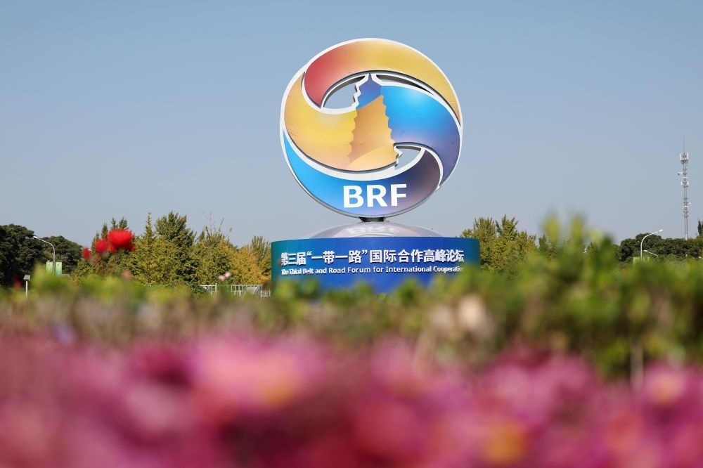 這是在北京市北土城路附近拍攝的“一帶一路”國際合作高峰論壇景觀布置（2023年10月16日攝）。新華社記者 陳斌 攝