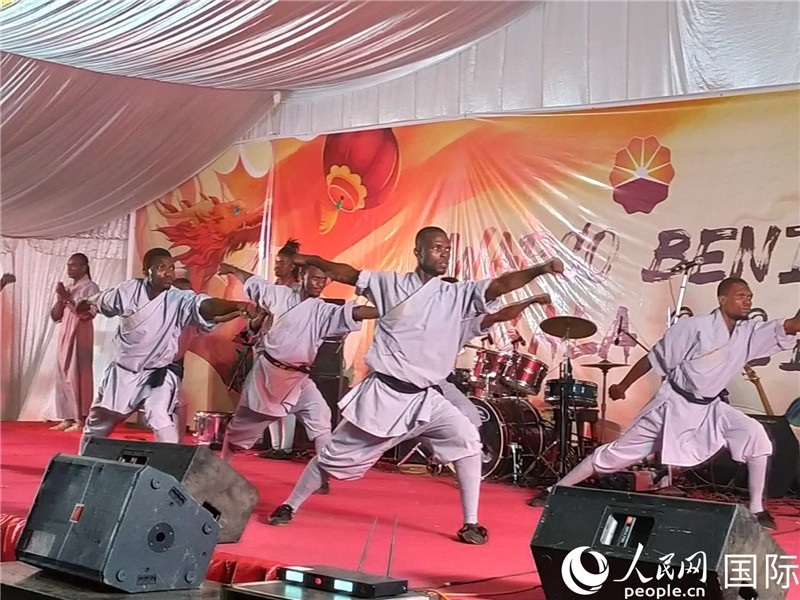貝寧中國文化中心武術(shù)隊(duì)在進(jìn)行表演。人民網(wǎng)記者 黃培昭攝