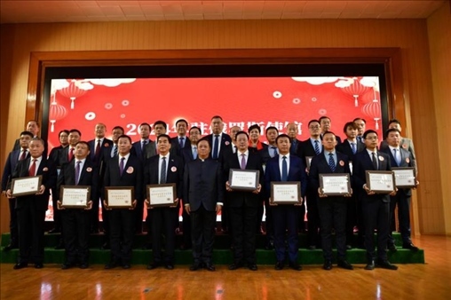 張漢暉為獲獎單位和個人頒發(fā)獎狀。駐俄羅斯使館供圖