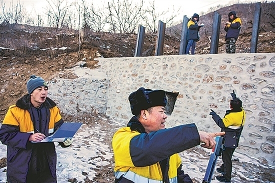1月15日，門頭溝區(qū)妙峰山鎮(zhèn)，來自中國鐵路北京局的單秀松（左二）與同事正在鐵路線上進(jìn)行防洪隱患排查工作。