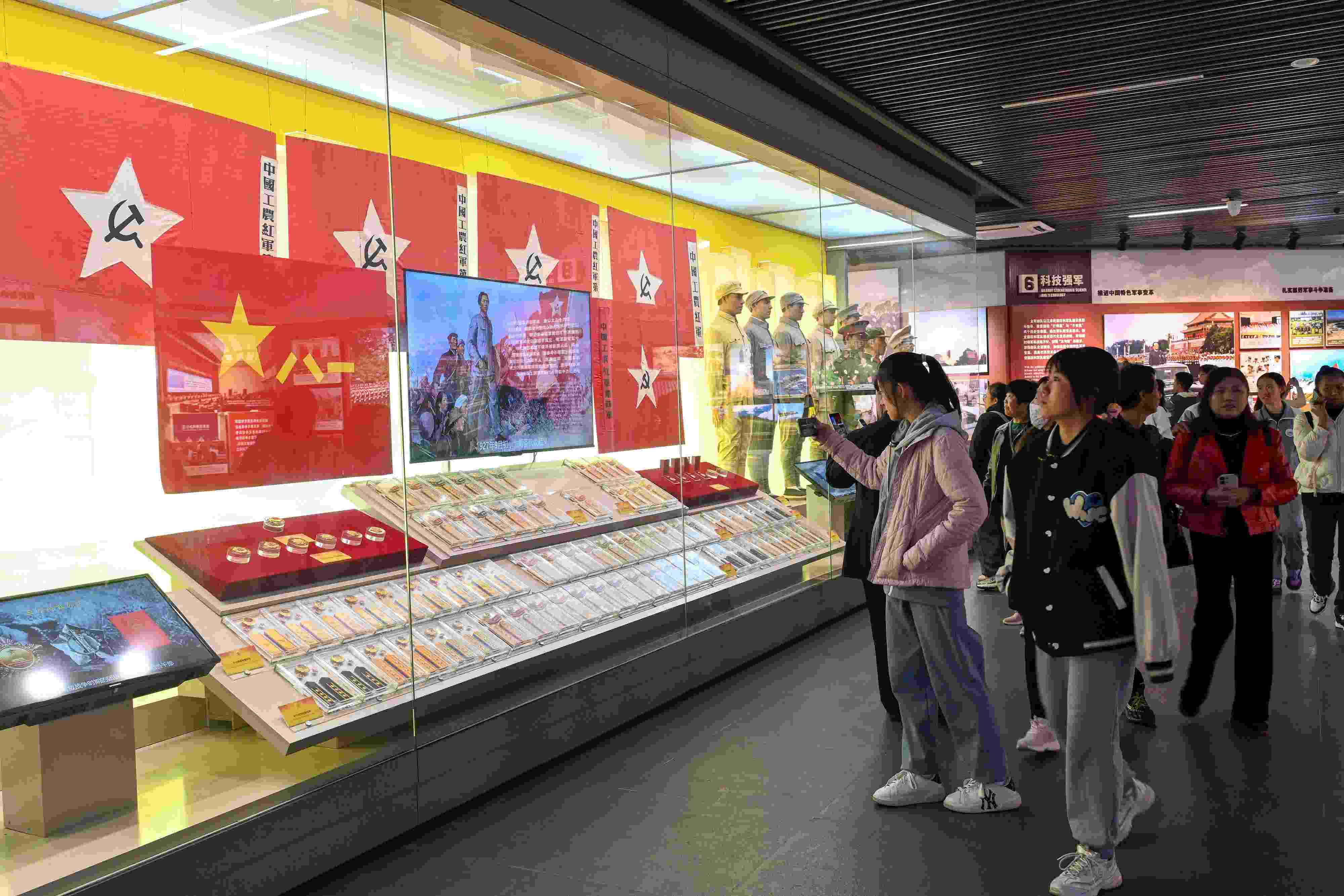 2023年11月15日，游客游覽參觀南昌八一起義紀(jì)念館，感受體驗(yàn)紅色文化的教育。