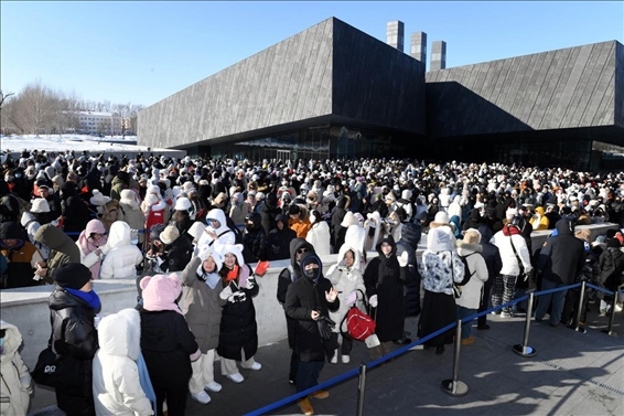 2024年1月15日，哈爾濱，侵華日軍第七三一部隊(duì)罪證陳列館門口排隊(duì)的游客整齊有序。