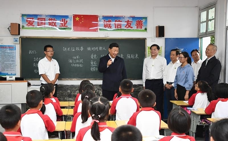 △2020年9月16日，習近平總書記在湖南郴州市汝城縣文明瑤族鄉(xiāng)第一片小學，同正在上思政課的同學們親切交流。