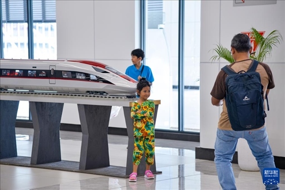 1月24日，在印度尼西亞雅加達(dá)哈利姆站候車(chē)大廳，一名小朋友和雅萬(wàn)高鐵高速動(dòng)車(chē)組模型合影。新華社記者 徐欽 攝