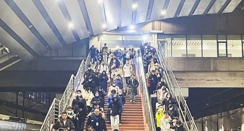 2024年鐵路春運今日啟動，旅客進入站臺準備乘車。人民網記者 喬雪峰攝