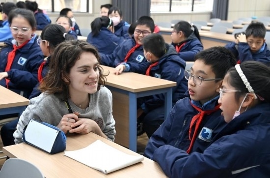  2023年12月18日，在西安新城區(qū)后宰門小學(xué)進(jìn)行的中法校園文化周法語語言沙龍上，西安法語聯(lián)盟的老師與學(xué)生進(jìn)行互動(dòng)。新華社記者 劉瀟 攝