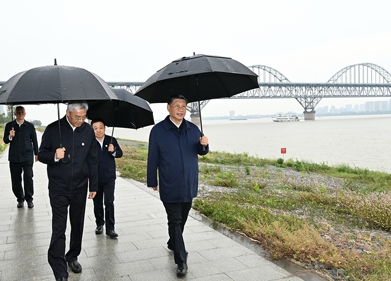 2023年10月10日，習(xí)近平總書記在江西省九江市長江國家文化公園九江城區(qū)段考察時，冒雨沿江堤步行察看沿岸風(fēng)貌。