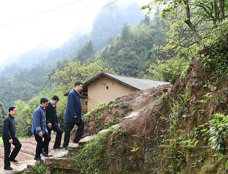 2019年4月15日，在重慶石柱土家族自治縣中益鄉(xiāng)華溪村，習(xí)近平總書記踏著濕滑的石階登上陡坡，前往貧困戶譚登周家看望。