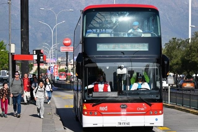 2023年10月31日，一輛由中國(guó)制造的新能源公交車(chē)行駛在智利首都圣地亞哥的主城區(qū)。新華社記者 辛悅衛(wèi)攝