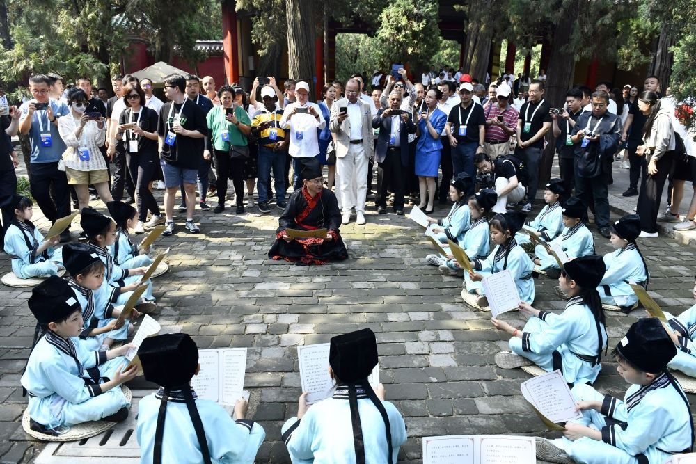 2023年6月27日，在曲阜孔廟，嘉賓和游客在聆聽孩子們誦讀《論語》。
