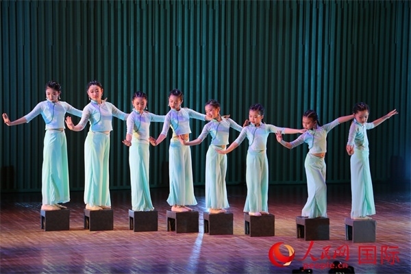 古典舞《碇步橋》。人民網(wǎng) 許可攝