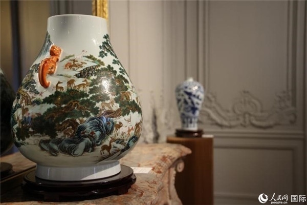 嘉賓和公眾參觀“絲路瓷行”——中國(guó)景德鎮(zhèn)陶瓷文化特展。人民網(wǎng)記者 尚凱元攝
