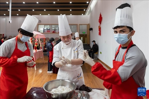 1月28日，在復(fù)旦大學(xué)第二附屬學(xué)校，美國馬斯卡廷中學(xué)學(xué)生展示自己制作的湯圓。 新華社記者 王翔 攝