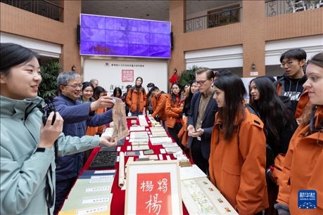 1月29日，在復(fù)旦大學(xué)，美國馬斯卡廷中學(xué)學(xué)生了解中國古籍裝幀與修復(fù)技術(shù)。 新華社記者 王翔 攝