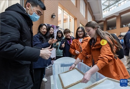 1月29日，在復(fù)旦大學(xué)，美國馬斯卡廷中學(xué)學(xué)生親身體驗古法制作紙張。 新華社記者 王翔 攝