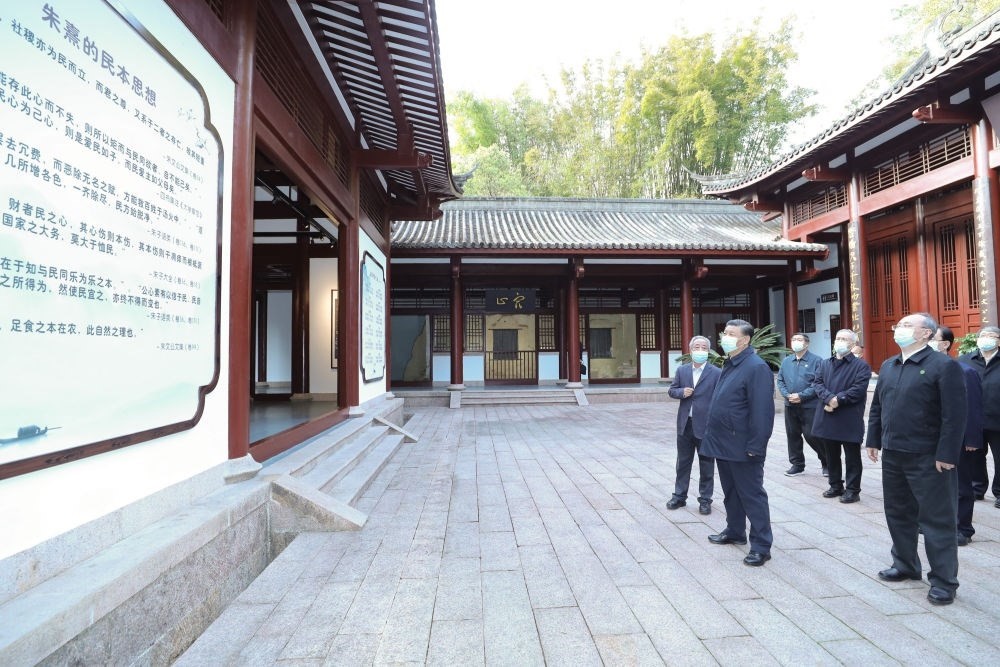 2021年3月22日，習(xí)近平在福建省南平武夷山朱熹園，了解朱熹生平及理學(xué)研究等情況。新華社記者 鞠鵬 攝