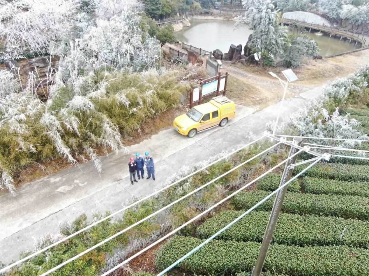 南方電網(wǎng)廣東梅州豐順供電局工作人員對(duì)重點(diǎn)線路設(shè)備進(jìn)行特巡特維。徐會(huì)芳攝