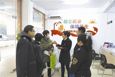  圖③：調(diào)解后，法官現(xiàn)場向當(dāng)事人做釋法析理工作。