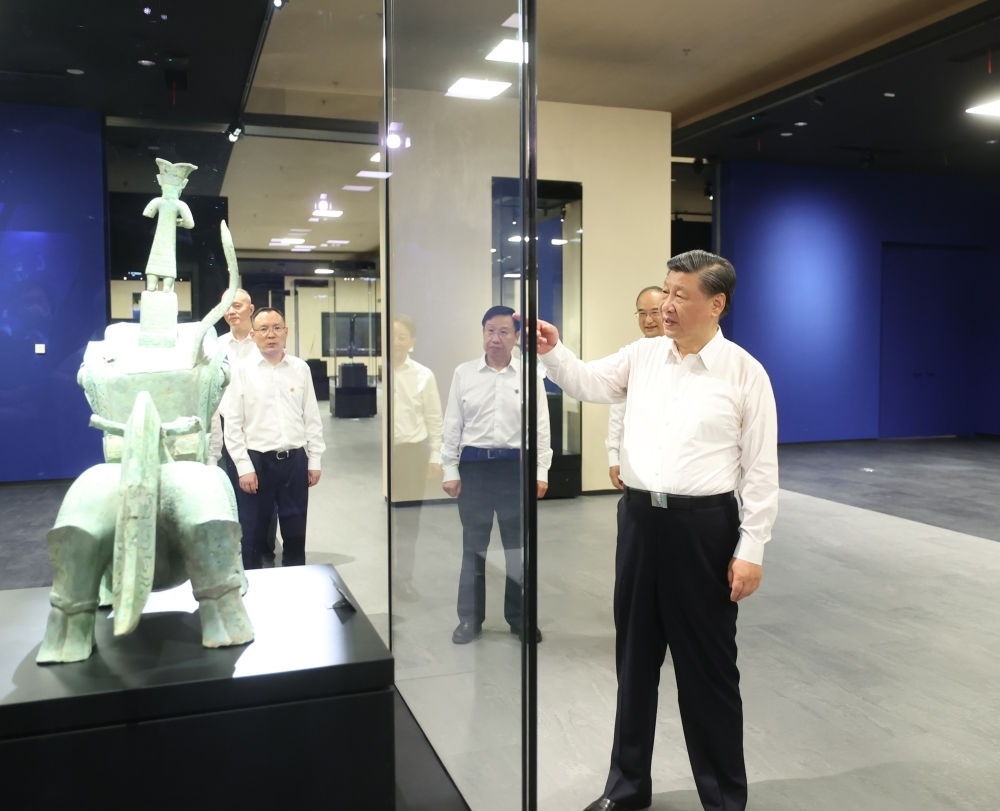2023年7月26日下午，習(xí)近平在位于四川省德陽市廣漢市的三星堆博物館新館參觀。新華社記者 鞠鵬 攝