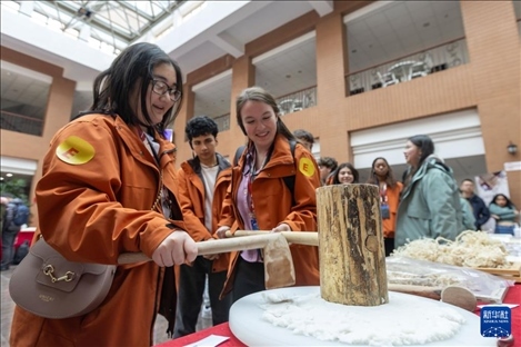 1月29日，在復(fù)旦大學(xué)，美國馬斯卡廷中學(xué)學(xué)生用錘子打紙漿，親身體驗古法制作紙張。 新華社記者 王翔 攝