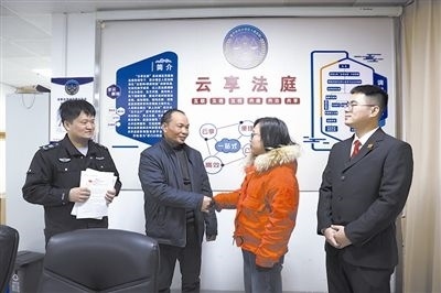  圖②：雙方當(dāng)事人達(dá)成調(diào)解協(xié)議，握手言和。