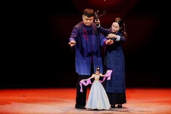 “何以中國(guó)·向海泉州”網(wǎng)絡(luò)主題活動(dòng)現(xiàn)場(chǎng)，蔡思雅和搭檔表演提線木偶戲。