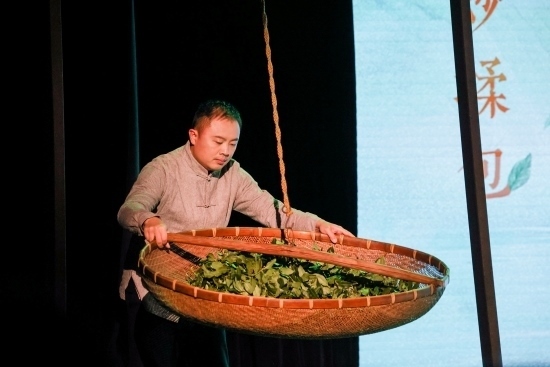 “何以中國(guó)·向海泉州”網(wǎng)絡(luò)主題活動(dòng)現(xiàn)場(chǎng)，魏嘉宏表演搖青。