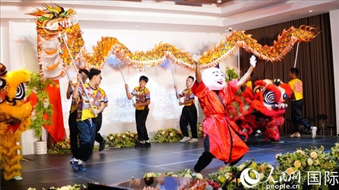 在菲留學(xué)生通過舞龍舞獅表演呈現(xiàn)中華優(yōu)秀傳統(tǒng)文化魅力。人民網(wǎng)記者樊帆 攝