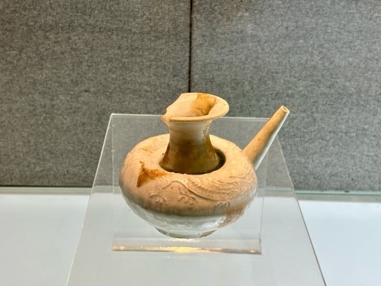 德化縣陶瓷博物館收藏的龍紋軍持。人民網(wǎng)記者 金慧慧攝