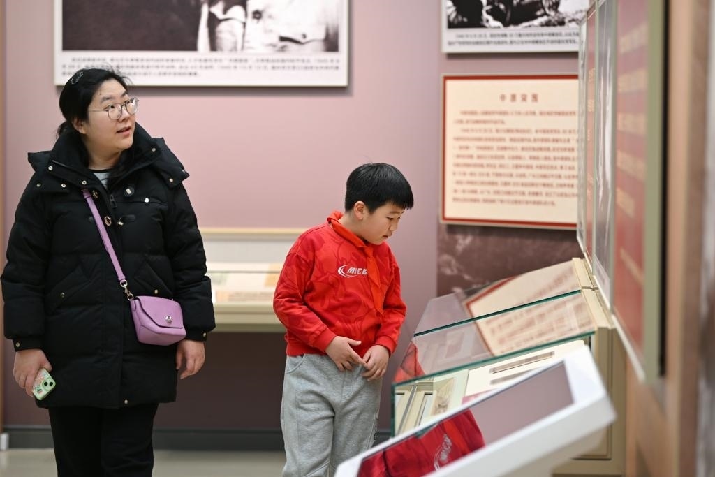 2024年1月28日，家長帶著孩子在平津戰(zhàn)役紀(jì)念館內(nèi)參觀。