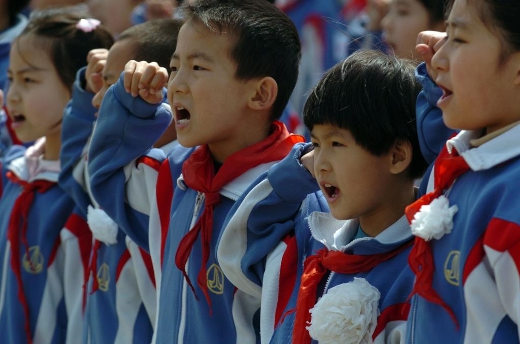 2006年4月5日，天津緣誠小學(xué)的同學(xué)們來到平津戰(zhàn)役紀(jì)念館祭奠英烈，表達(dá)對革命先烈的緬懷之情。