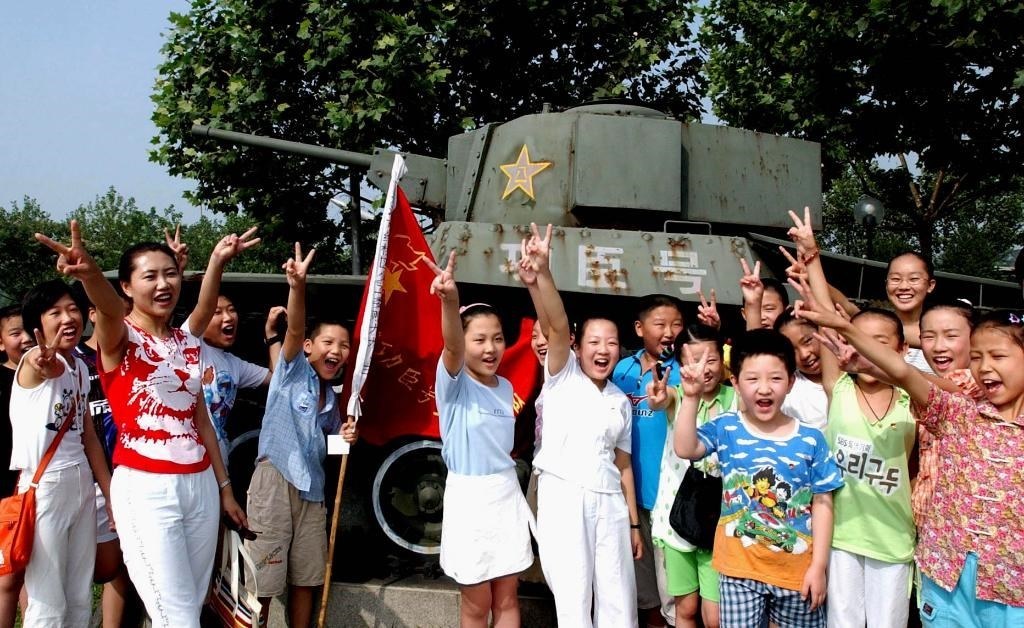 2003年7月31日，天津市紅橋區(qū)躍進(jìn)里小學(xué)少先隊(duì)員來到平津戰(zhàn)役紀(jì)念館“功臣號坦克”前，開展以“揚(yáng)軍威做革命接班人”為主題的隊(duì)日活動?！鞍艘弧苯ㄜ姽?jié)前夕，天津市在少先隊(duì)員中廣泛開展“仰望革命英烈頌我軍威”等紀(jì)念活動。