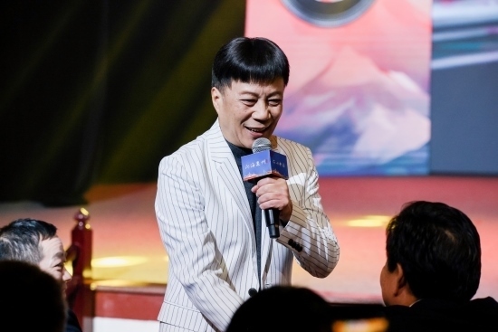 “何以中國·向海泉州”網(wǎng)絡(luò)主題活動(dòng)現(xiàn)場，陳百潭演出時(shí)與觀眾互動(dòng)。泉州廣播電視臺供圖