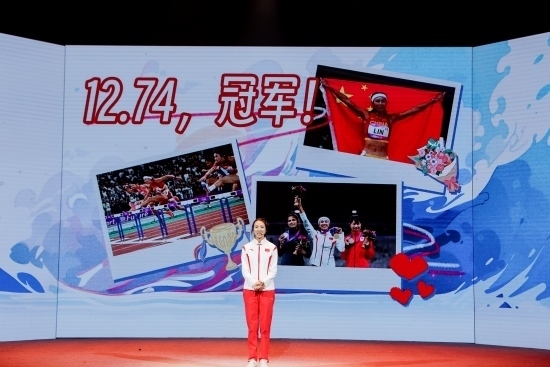 “何以中國·向海泉州”網(wǎng)絡(luò)主題活動(dòng)現(xiàn)場，林雨薇講述奪冠經(jīng)歷。泉州廣播電視臺供圖