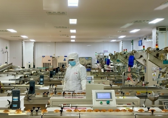 盼盼5G智慧工廠生產(chǎn)線正在進(jìn)行產(chǎn)品質(zhì)檢。人民網(wǎng)記者 金慧慧攝