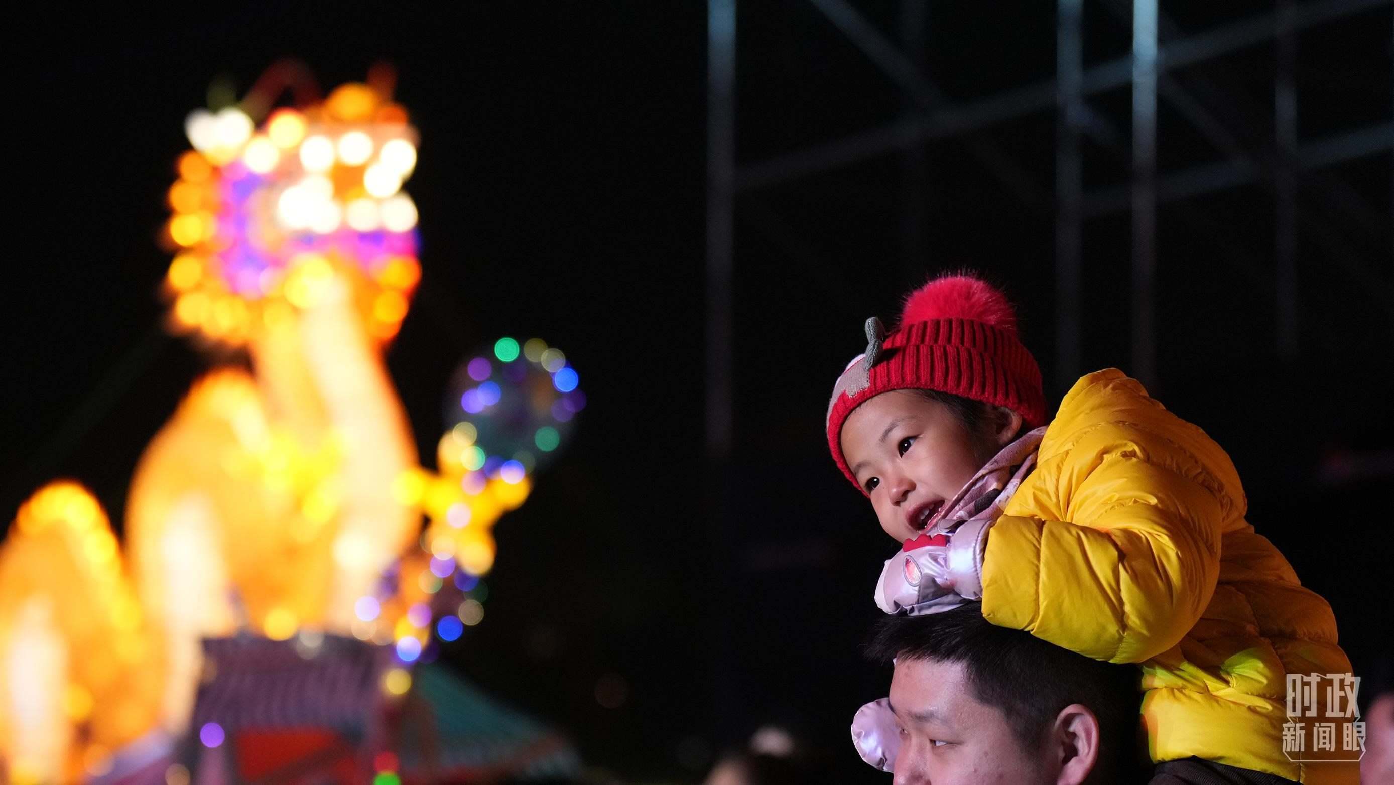 △夜幕降臨，天津市民紛紛來(lái)到楊柳青鎮(zhèn)觀花燈、迎新春。（總臺(tái)國(guó)廣記者李晉拍攝）