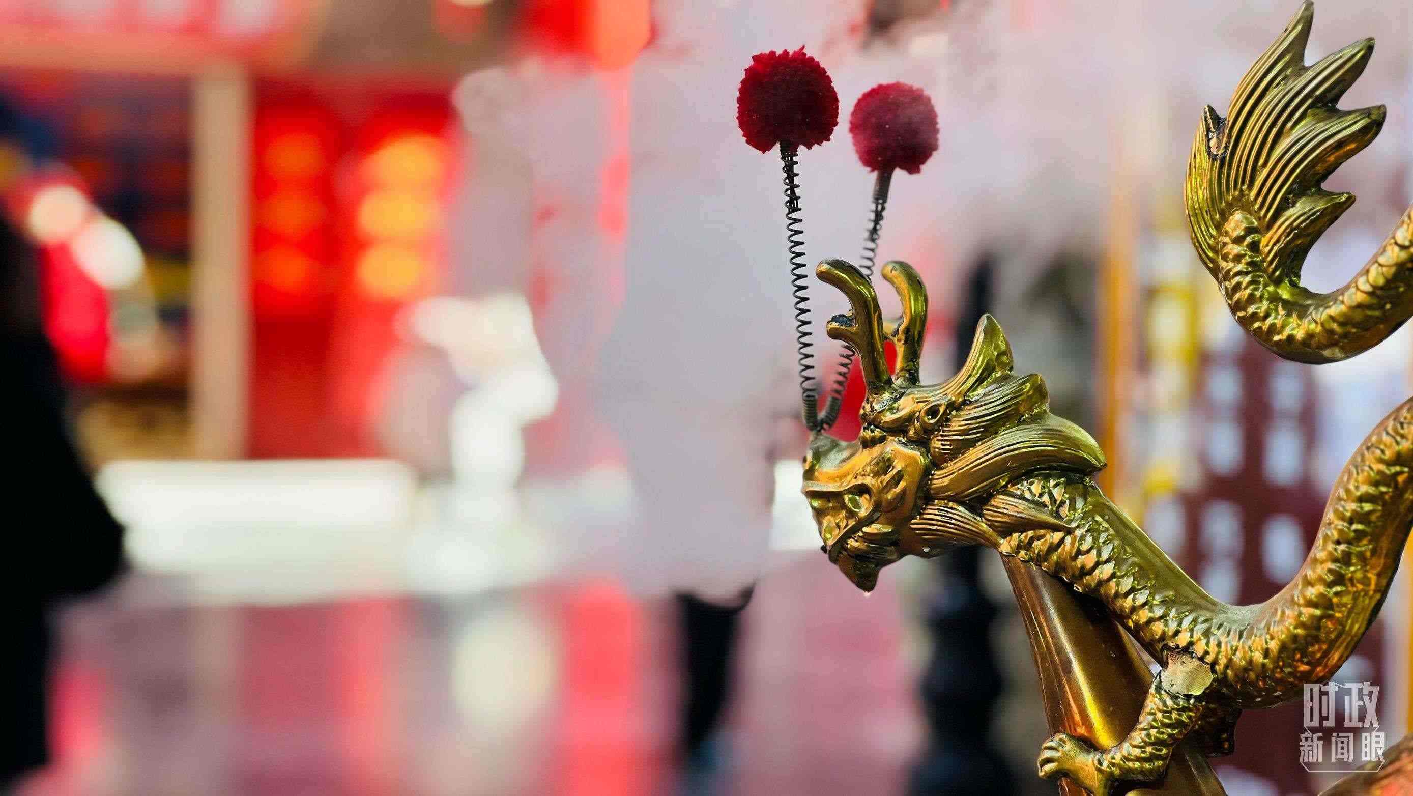 △龍年將至，天津古文化街上“龍”元素隨處可見(jiàn)。（總臺(tái)央視記者李煒拍攝）