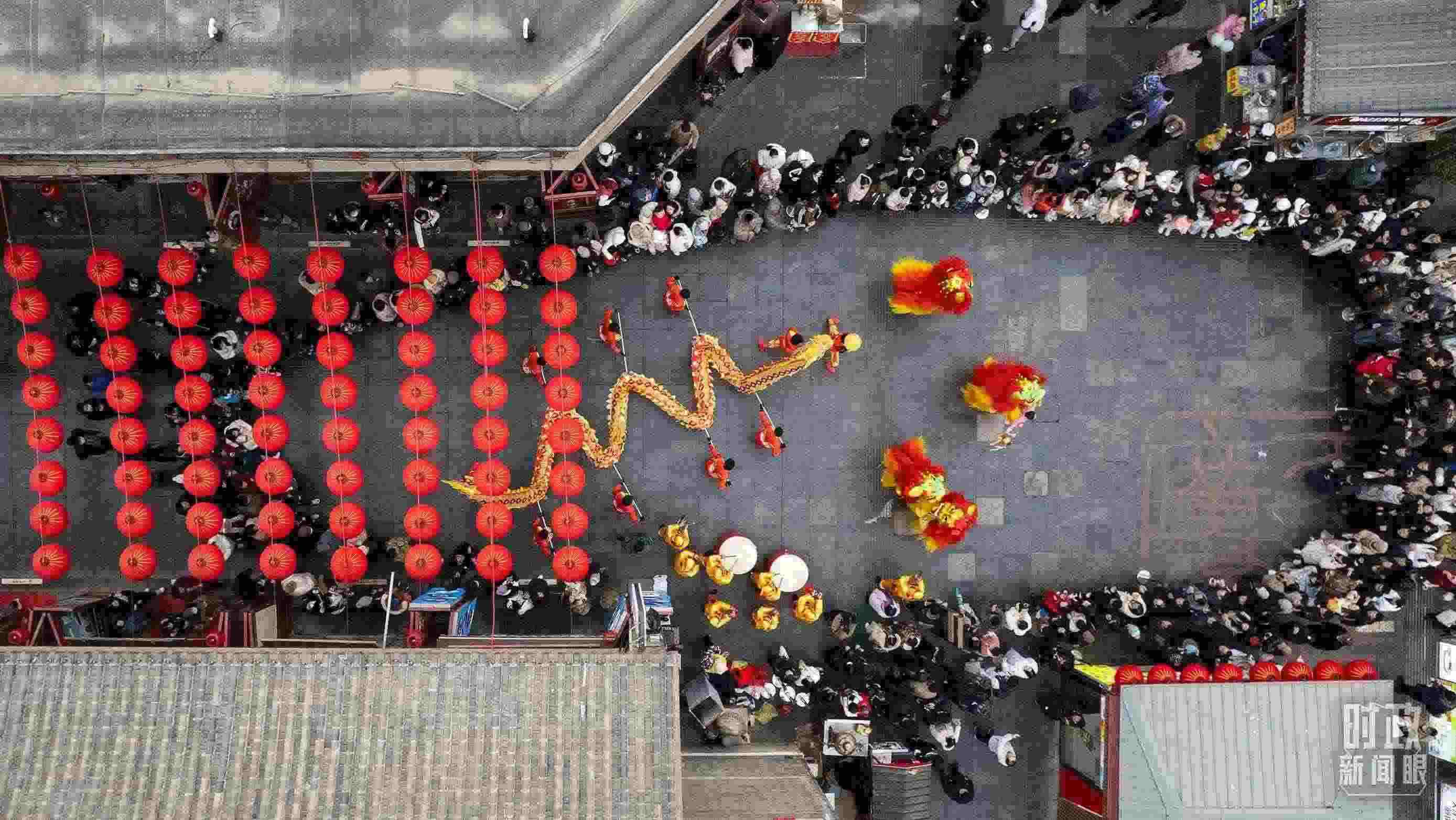 △天津古文化街上的舞龍舞獅表演，喜氣騰騰。（總臺(tái)國(guó)廣記者李晉拍攝）