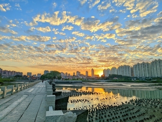 夕陽(yáng)余暉下的洛陽(yáng)橋（局部）。受訪者供圖