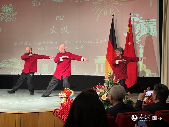 太極，表演者：Ingolf Peters、Gerlinde Gundlach、Markus Stüber