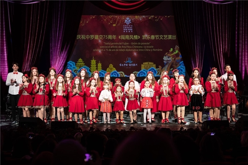 圖為羅小快板兒童合唱團(tuán)在演唱中文歌曲。 中國駐羅大使館文化處供圖。