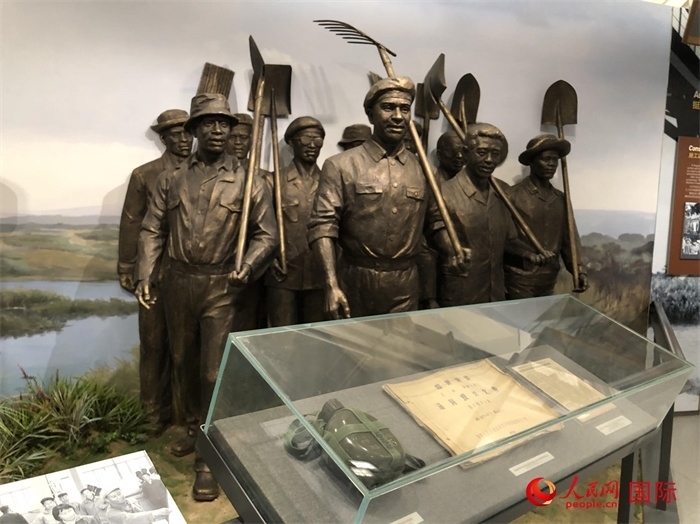 紀(jì)念園中展覽的筑路場景 。人民網(wǎng)記者 黃培昭攝