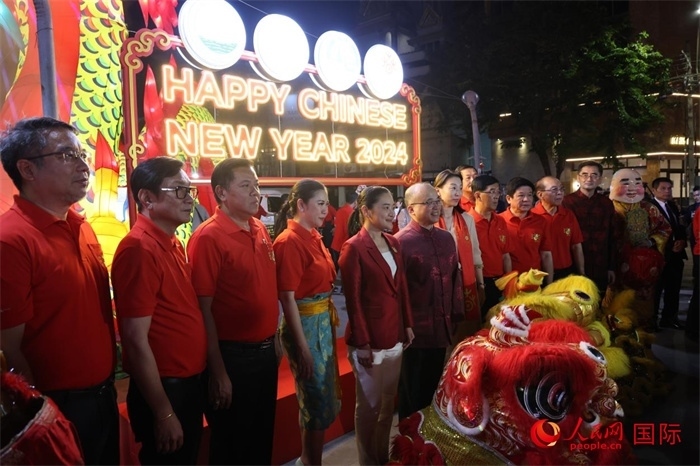 中泰嘉賓在曼谷唐人街耀華力路合影。 人民網(wǎng)記者 張矜若攝