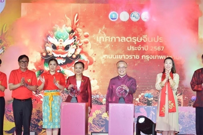 泰國(guó)旅游與體育部長(zhǎng)素妲婉、中國(guó)駐泰國(guó)使館公使吳志武代表中泰雙方同時(shí)觸按水晶球點(diǎn)亮龍頭彩燈。中國(guó)駐泰國(guó)使館供圖