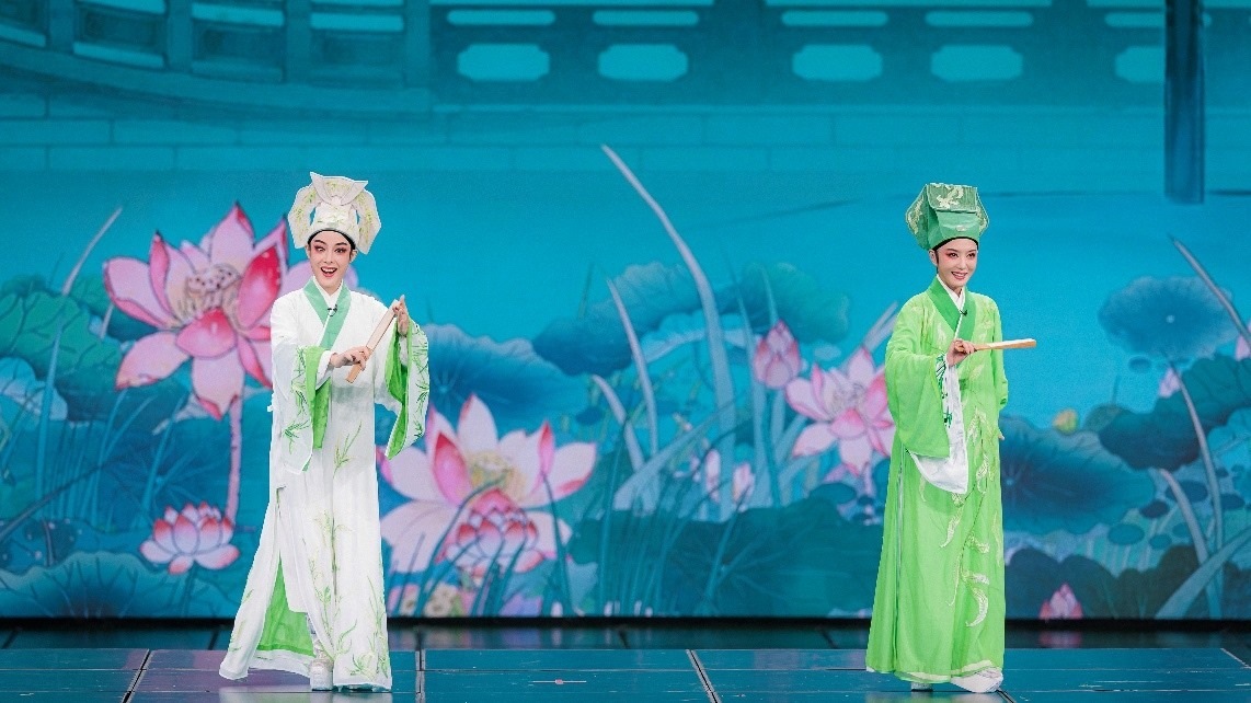 青年越劇演員陳麗君、李云霄彩排現(xiàn)場。主辦方供圖